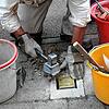 Der Künstler Gunter Demnig hat die Aktion Stolpersteine ins Leben gerufen. Das Bild entstand bei einer Verlegung von Stolpersteinen in ...