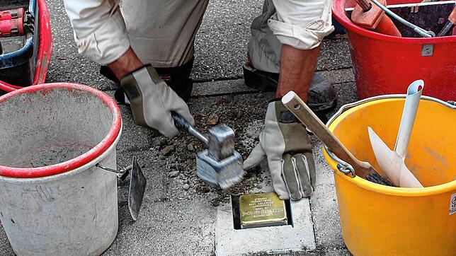 Der Künstler Gunter Demnig hat die Aktion Stolpersteine ins Leben gerufen. Das Bild entstand bei einer Verlegung von Stolpersteinen in ...
