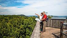 Die Plattform des 25 Meter hohen hölzernen Aussichtsturms auf dem Bergrücken zwischen Tösstal und Glatttal wird über 137 Treppenstufen ...