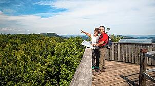 Die Plattform des 25 Meter hohen hölzernen Aussichtsturms auf dem Bergrücken zwischen Tösstal und Glatttal wird über 137 Treppenstufen ...