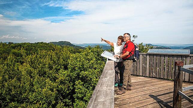 Die Plattform des 25 Meter hohen hölzernen Aussichtsturms auf dem Bergrücken zwischen Tösstal und Glatttal wird über 137 Treppenstufen ...