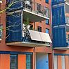 Eine kleine Solaranlage an einem Balkon, auch Balkonkraftwerk genannt, an einem Haus. Die kleine Anlagen liegen im Trend &ndash; auch ...