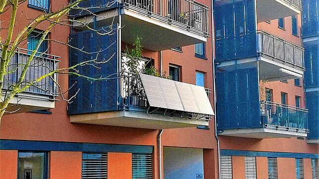 Eine kleine Solaranlage an einem Balkon, auch Balkonkraftwerk genannt, an einem Haus. Die kleine Anlagen liegen im Trend &ndash; auch ...