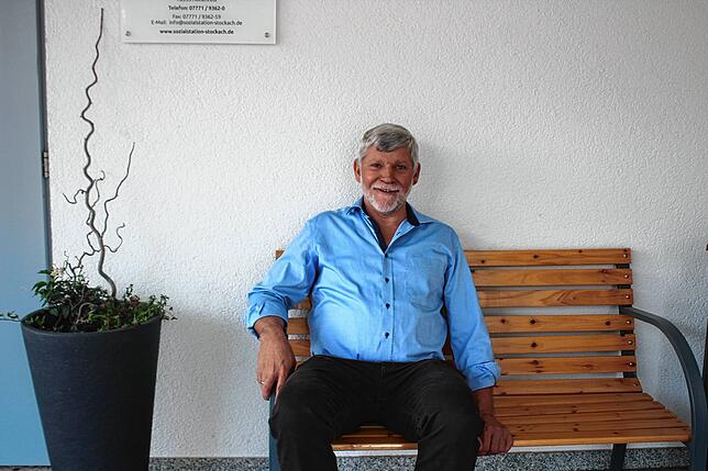 Thilo Tollkühn vor dem Dorfgemeinschaftshaus in Liggeringen. Der Förster ist in etlichen Vereinen aktiv.