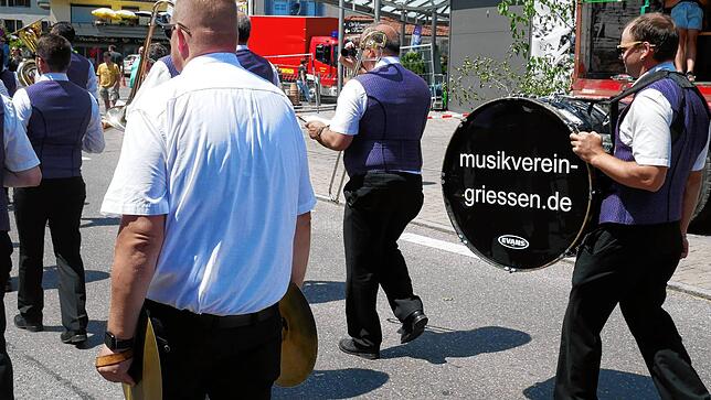 Bild 9: Großer Umzug der Musik – und Radsportvereine – hier die besten Einblicke