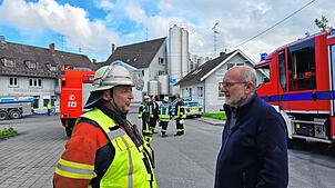 Tettnangs Feuerwehrkommandant Konrad Wolf und der Geschäftsführer des Bergpracht-Milchwerks, Karl-Georg Geßler, besprechen die Lage nach ...