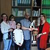 Das erste Begrüßungskörble des Gewerbevereins Herrischried wurde an Familie Martire-Mokry übergeben (von links): Bürgermeister Christof ...