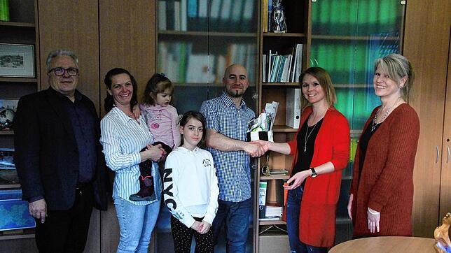Das erste Begrüßungskörble des Gewerbevereins Herrischried wurde an Familie Martire-Mokry übergeben (von links): Bürgermeister Christof ...