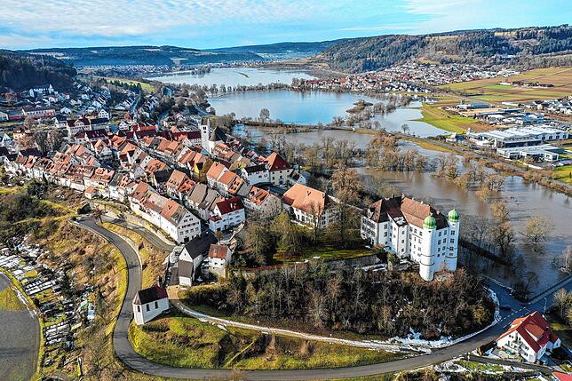 Malerisch liegt die Stadt Mühlheim an der Donau. Derzeit kämpft sie nicht nur mit dem Hochwasser, sondern einem quälenden medialen ...