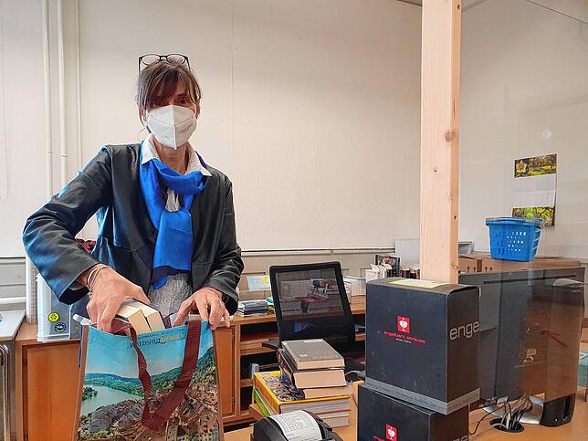 Yvonne Radzuweit, Leiterin der Stadtbücherei Waldshut, packt einen Stapel Bücher in eine Tasche. Noch bis einschließlich 16. April ...