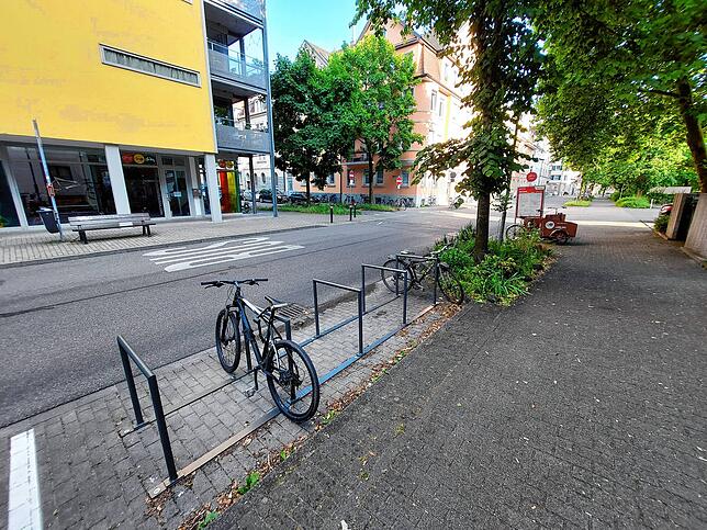 Auch auf linksrheinischer Seite im Stadtteil Paradies wird das neue Angebot nicht angenommen, hier der Fahrrad-Parkplatz in der ...