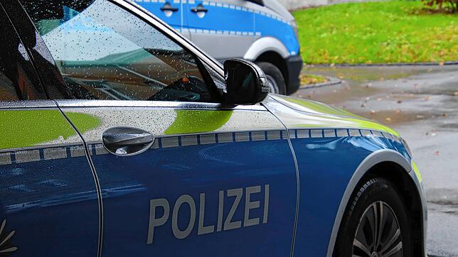 Eine 37-Jährige ist nach einem Unfall am Dienstag mit Beamten aneinandergeraten (Symbolbild).
