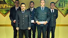 Abteilungskommandant Christoph Riester (rechts) und sein Stellvertreter Florian Beck (vorne links) ehrten mit (von links) Alexander Ruf, ...