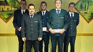 Abteilungskommandant Christoph Riester (rechts) und sein Stellvertreter Florian Beck (vorne links) ehrten mit (von links) Alexander Ruf, ...