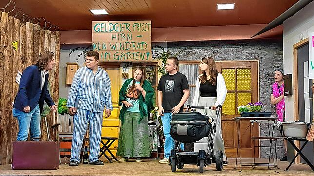 Als sich Dr. Klinkstier (Benjamin Haug) als Forscher zu erkennen gibt, sind plötzlich alle schwer verwundert (von links): Tobias Mors, ...
