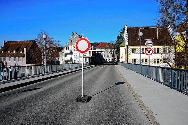 Gegen 15 Uhr war der Grenzübergang in Rheinheim komplett abgeriegelt.