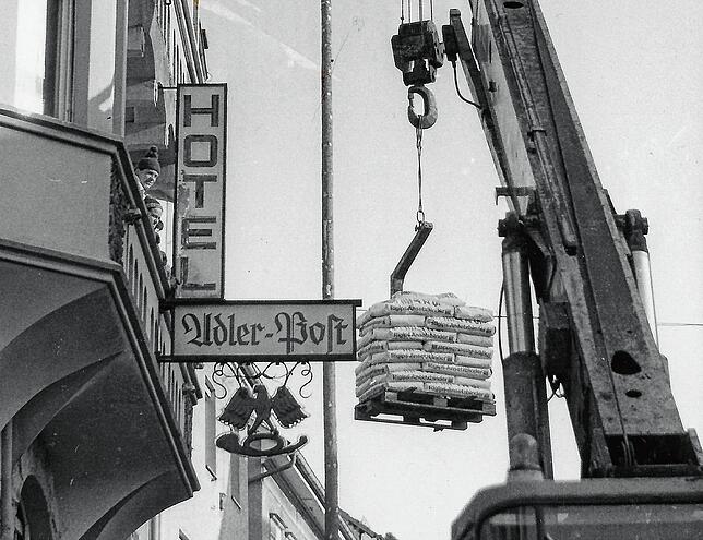 19. Februar 1983: Der Umbau läuft, das alte Schild ist aber noch an der Adler Post dran und weist auf die Vergangenheit als Hotel hin.