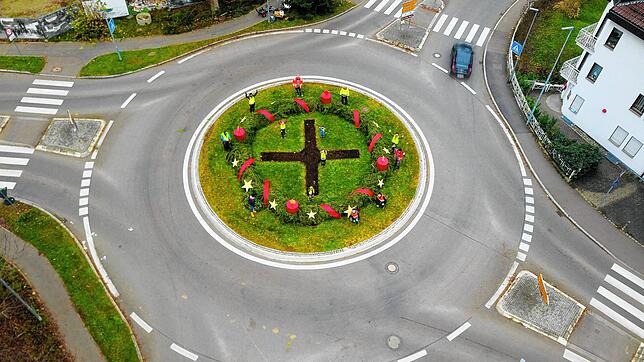 Die großen und kleinen Helfer nach dem Aufbau des Adventskranzes auf dem Mühlhofer Kreisverkehrs aus der Vogelperspektive.