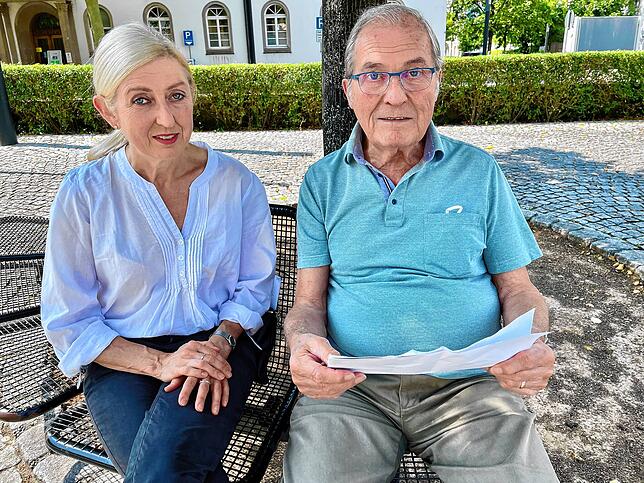 Die Partnerschaftsbeauftragte für Kobeljaki Carmen Scheide und der Gründer der Städtepartnerschaft, Wilhelm Josef Waibel, tauschen ...
