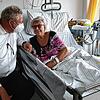 Karin Baum liegt eineinhalb Wochen nach Ihrem Sturz beim Einkaufen noch immer im Klinikum. Ihr Sohn Alexander besucht sie.