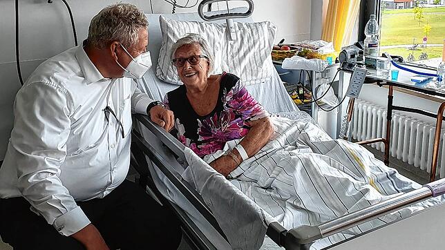 Karin Baum liegt eineinhalb Wochen nach Ihrem Sturz beim Einkaufen noch immer im Klinikum. Ihr Sohn Alexander besucht sie.