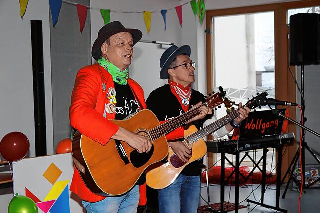 Das Duo „Los Ämol“ mit Walter Ebner und Dieter Czeke (von links) singt von Belinda, Dieter und Magdalena und bringt damit viele tolle ...