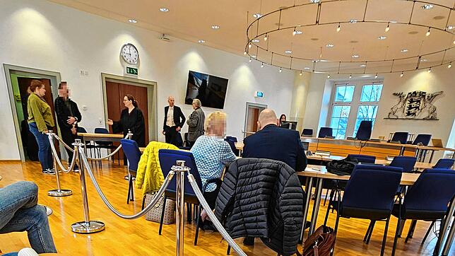 Der Angeklagte betritt während des ersten Verhandlungstags vor der dritten großen Strafkammer des Waldshut-Tiengener Landgerichts den Saal.