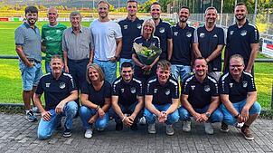 Die Gewählten und Verabschiedeten des SV Rheintal: Nisret Bytyci (hinten, v.l., ehemaliger Jugendtrainer), Ralf Wagner (ehemaliger ...
