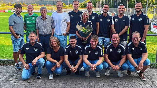 Die Gewählten und Verabschiedeten des SV Rheintal: Nisret Bytyci (hinten, v.l., ehemaliger Jugendtrainer), Ralf Wagner (ehemaliger ...