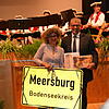 Carolina Taddei, Kultur- und Tourismusleiterin von San Gimignano, und Meersburgs Bürgermeister Robert Scherer tauschten Gastgeschenke ...