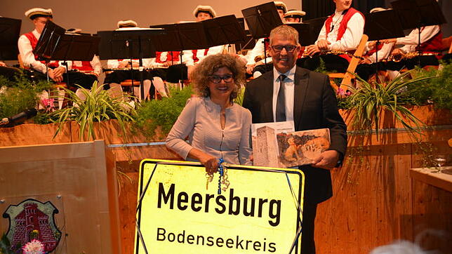 Carolina Taddei, Kultur- und Tourismusleiterin von San Gimignano, und Meersburgs Bürgermeister Robert Scherer tauschten Gastgeschenke ...