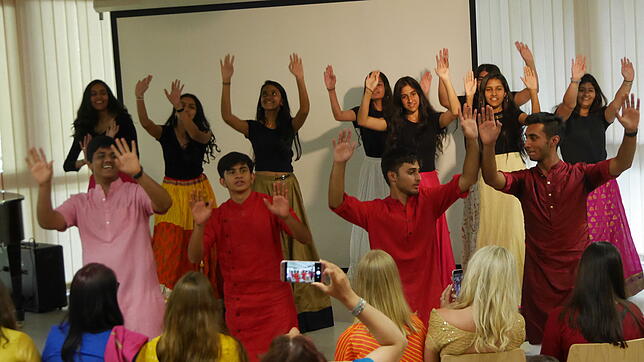 Bollywood in Bad Säckingen: Schulleitung, Lehrkräfte, Gäste und Schüler der Rudolf-Eberle-Schule in Bad Säckingen wurden am ...