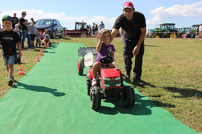 Jede Menge Spaß haben die jüngsten Festbesucher mit dem Tractorpulling für Kinder.