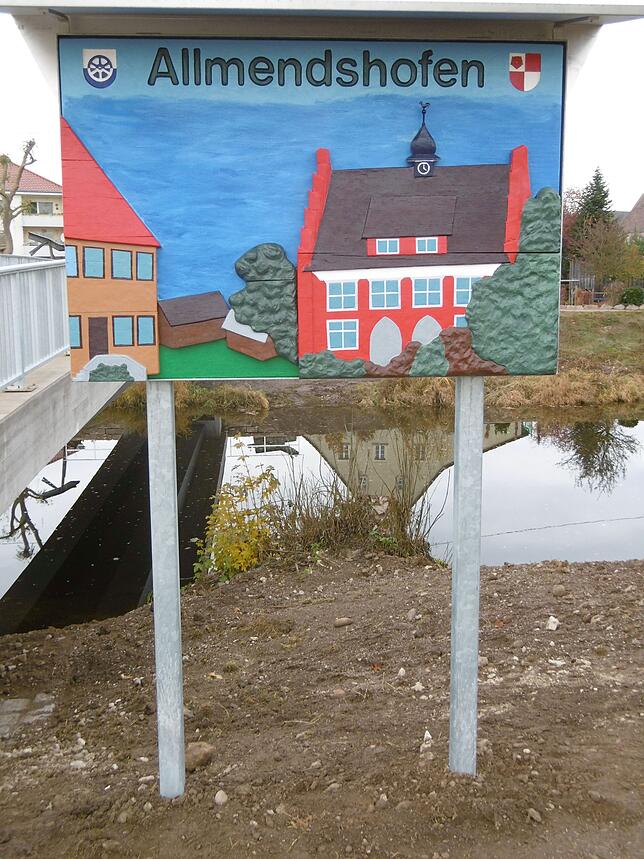 Und für das Allmendshofener Holzrelief, das früher auf dem Gelände der damaligen Sparkassen-Filiale gegenüber dem Hotel „Grüner Baum“ ...