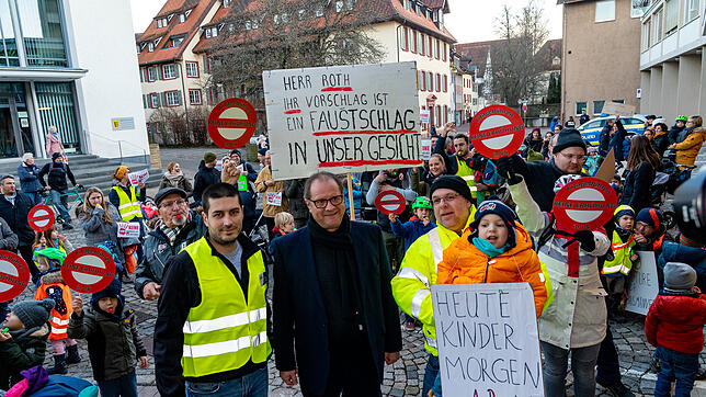 Einen lautstarken Empfang bereiten Eltern und Kinder Oberbürgermeister Jürgen Roth (Mitte) vor dem Matthäus-Hummel-Saal. Sie ...