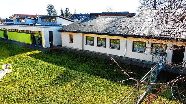 Die Dachlandschaft des Kindergartens Riedheim (hier die Ansicht von Norden) eignet sich ideal für eine Belegung mit einer PV-Anlage.