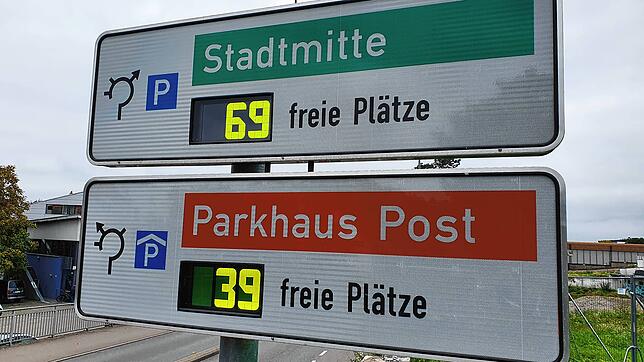 Das Schild weist 69 freie Plätze aus. Das ist korrekt, auch wenn im Parkhaus Stadtmitte derzeit keine Plätze zur Verfügung stehen.