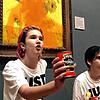 Zwei Demonstrantinnen posieren nach vollbrachter Tat vor dem mit Tomatensuppe übergossenen Van-Gogh-Gemälde &bdquo;Sonnenblumen&ldquo;. ...