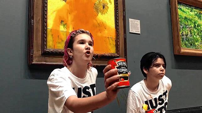 Zwei Demonstrantinnen posieren nach vollbrachter Tat vor dem mit Tomatensuppe übergossenen Van-Gogh-Gemälde &bdquo;Sonnenblumen&ldquo;. ...