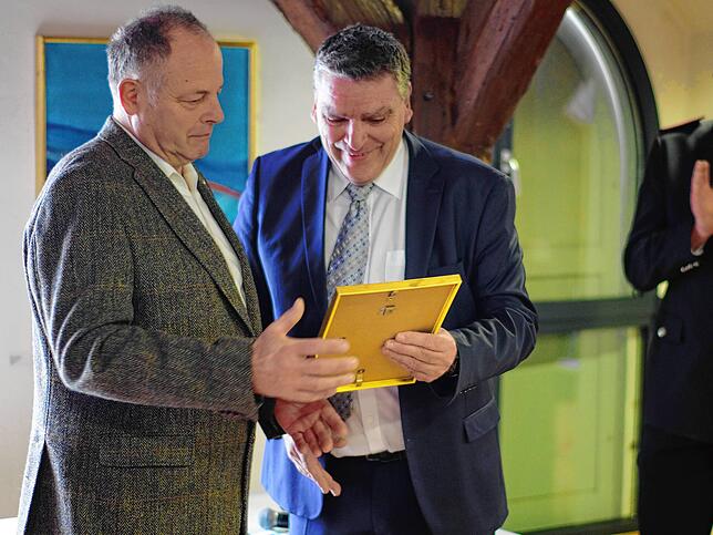Der Ehrenkommandant der Freiwilligen Feuerwehr, Christoph Schnur (links), wurde von Bürgermeister Andreas Schmid mit dem Bürgerpreis ...