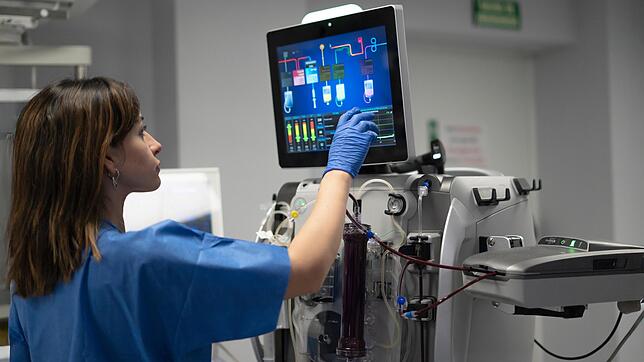 Eine Krankenpflegerin bei der Arbeit – die Gesundheits- und Pflegebranche fällt rund um das Bürgergeld mit guten Eingliederungsquoten auf.
