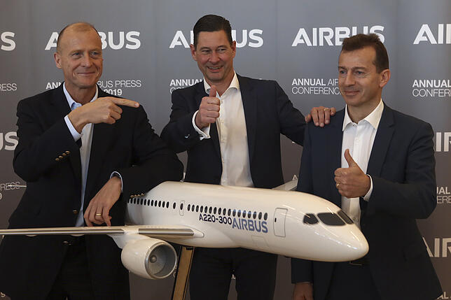 In Toulouse: Vorstandschef Tom Enders (links), Harald Wilhelm (Mitte), Airbus-Vorstand, und Guillaume Faury, Präsident von Airbus ...