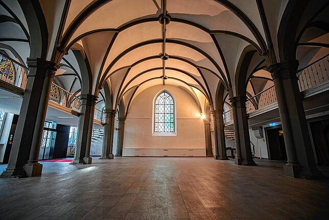 So sieht es im Innern der ehemaligen Stiftskirche St. Johann aus. Prägend sind die Säulen und das hohe Rippengewölbe.