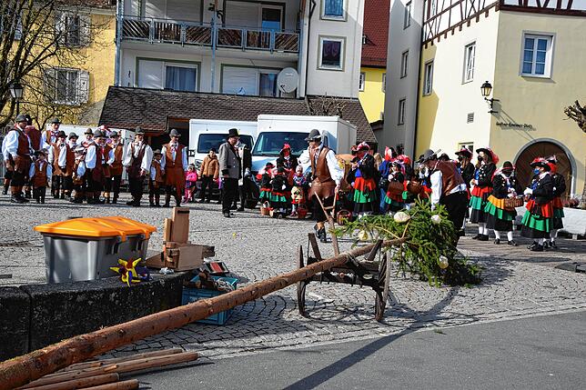 Bild 10: Bilder vom Kindernarrenbaum-Setzen auf dem Gustav-Hammer-Platz in Stockach