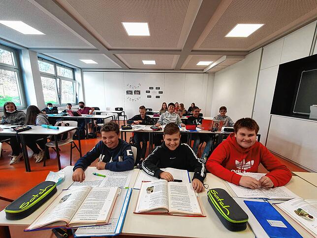 So sitzen die Schüler der Klasse R7c seit Montag wieder im Unterricht – einige mit, einige ohne Maske.