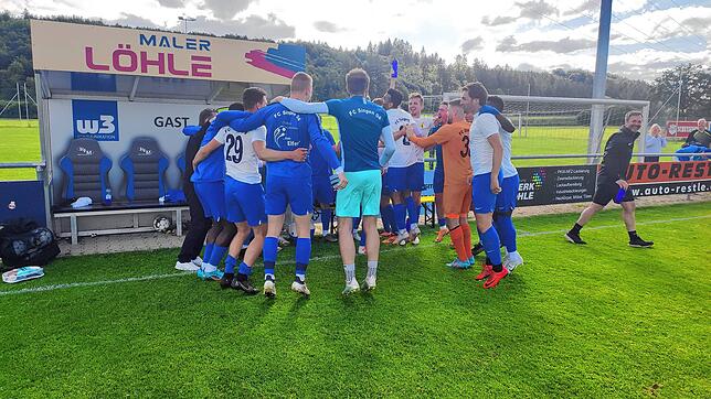 Jubel beim FC Singen nach dem 1:0-Sieg in Denkingen. Der Tabellenführer der Landesliga steht kurz vor dem Aufstieg in die Verbandsliga.