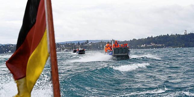 Bild 12: Übung macht den Meister! Deshalb begleiten THW-Boote die Autofähre zwischen Konstanz und Meersburg