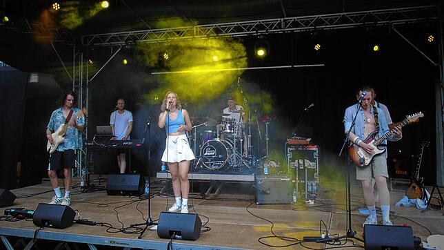 Die Newcomer-Band Mucke aus Überlingen spielt beim Bruckfelden Open Air Cover von Hits von Olivia Rodrigo, Måneskin oder Europe.