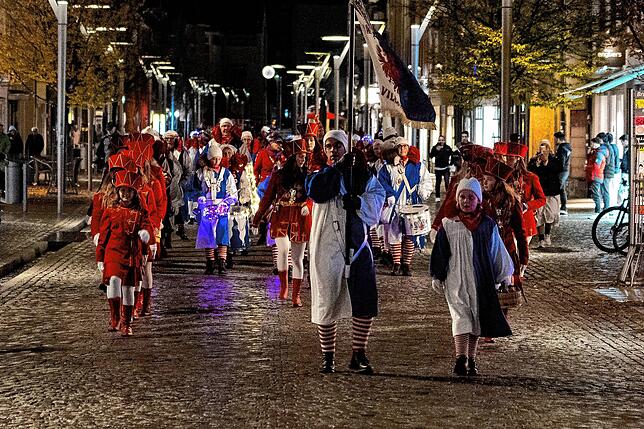 Bild 14: Endlich Fasnet: Glonkis stellen ihre Brunnenfigur auf und eröffnen die Fasnet