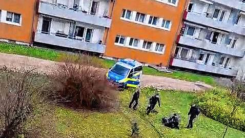 Ein Video (Screenshot) zeigt den Moment, als ein junger Mann in Singen festgenommen wird. Er hatte mit einem Messer in der Nähe der ...